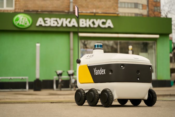 Yandex Rovers Begin Delivering Groceries From Supermarkets